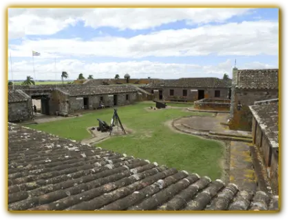 Vista interior parcial del Fuerte de San Miguel, luego de su reconstrucción en Uruguay