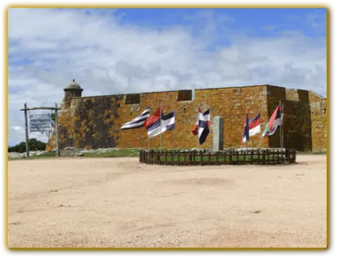 Frente del Fuerte de San Miguel y las Banderas de la Liga Federal