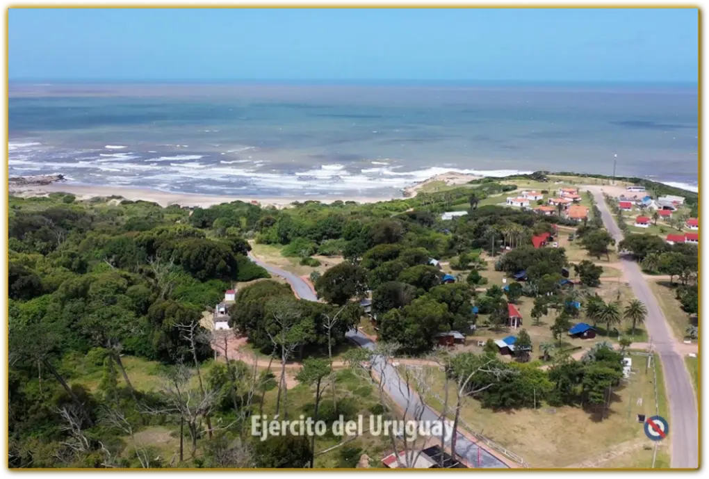 Vista aérea de una de las zonas de alojamientos en la Playa La Moza, con vista al Océano Atlántico.