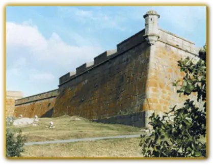 Muralla y baluarte de la Fortaleza