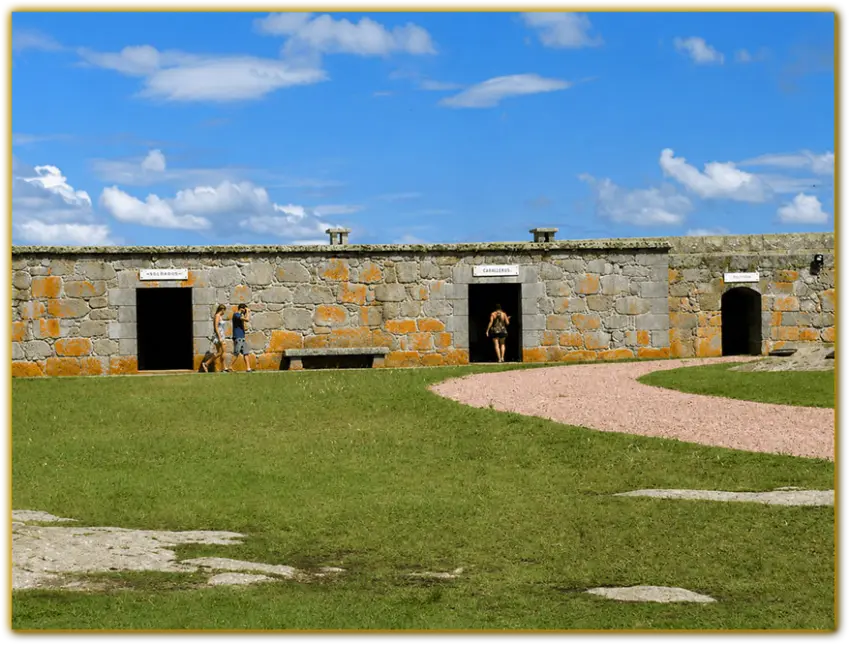 Plaza de armas de la Fortaleza de Santa Teresa