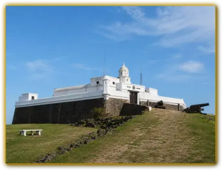 Vista exterior de la Fortaleza del Cerro de Montevideo en Uruguay