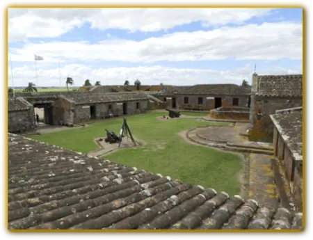 Vista parcial do interior do Forte San Miguel após sua reconstrução no Uruguai.