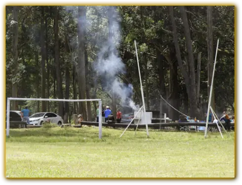 Área para churrasco e campo de futebol