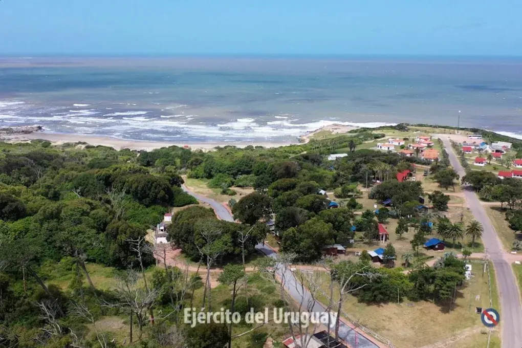 Vista aérea de uma das áreas de alojamento na Praia de La Moza, com vista para o Oceano Atlântico.